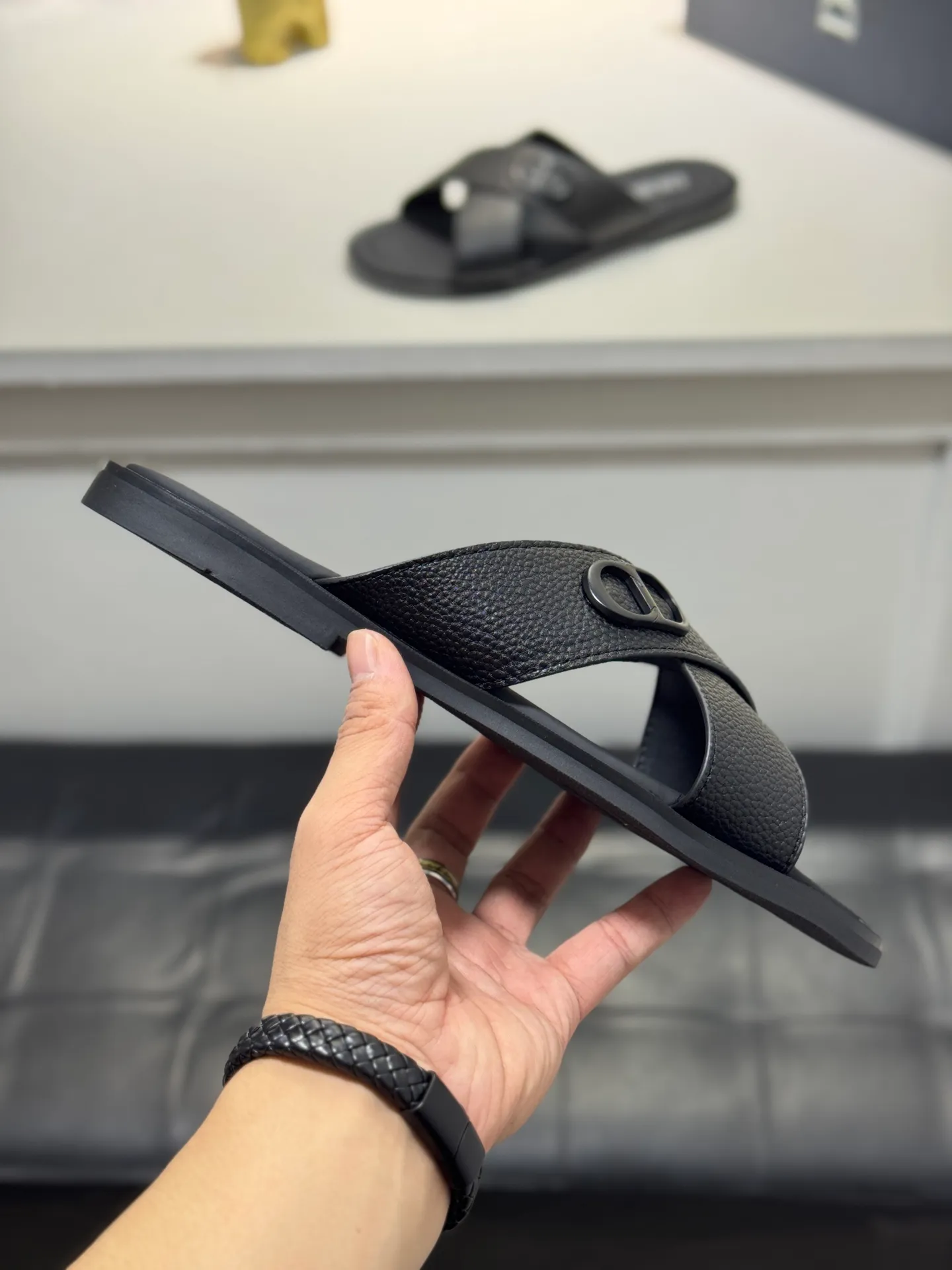 Men's men's shoes 💰320 [New style] 🦇🦇𝐂𝐡𝐫𝐢𝐬𝐭𝐢𝐚𝐧 𝐃𝐢𝐨𝐫 Dior slippers - the latest hot sandals, classic sandals, original replicas, super durable and versatile, cowhide leather with hardware accessories, very comfortable on the feet Look slim and white. Original molded outsole size: 38-44 (.45. Customized